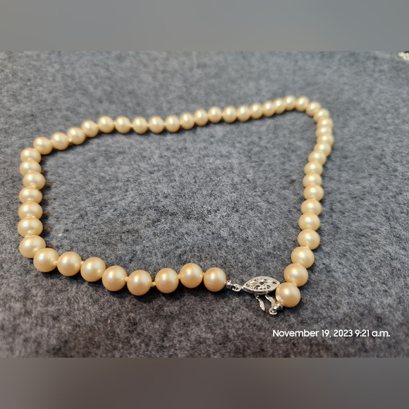 Really cute faux pearl necklace - Picture 2 of 9